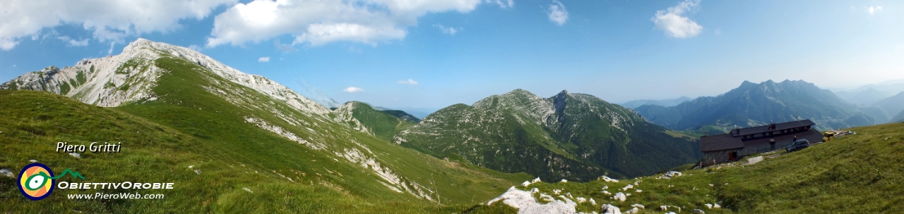 76 Panoramica dall'Arera all'Alben con Grem e Rif. Capanna 2000 .jpg